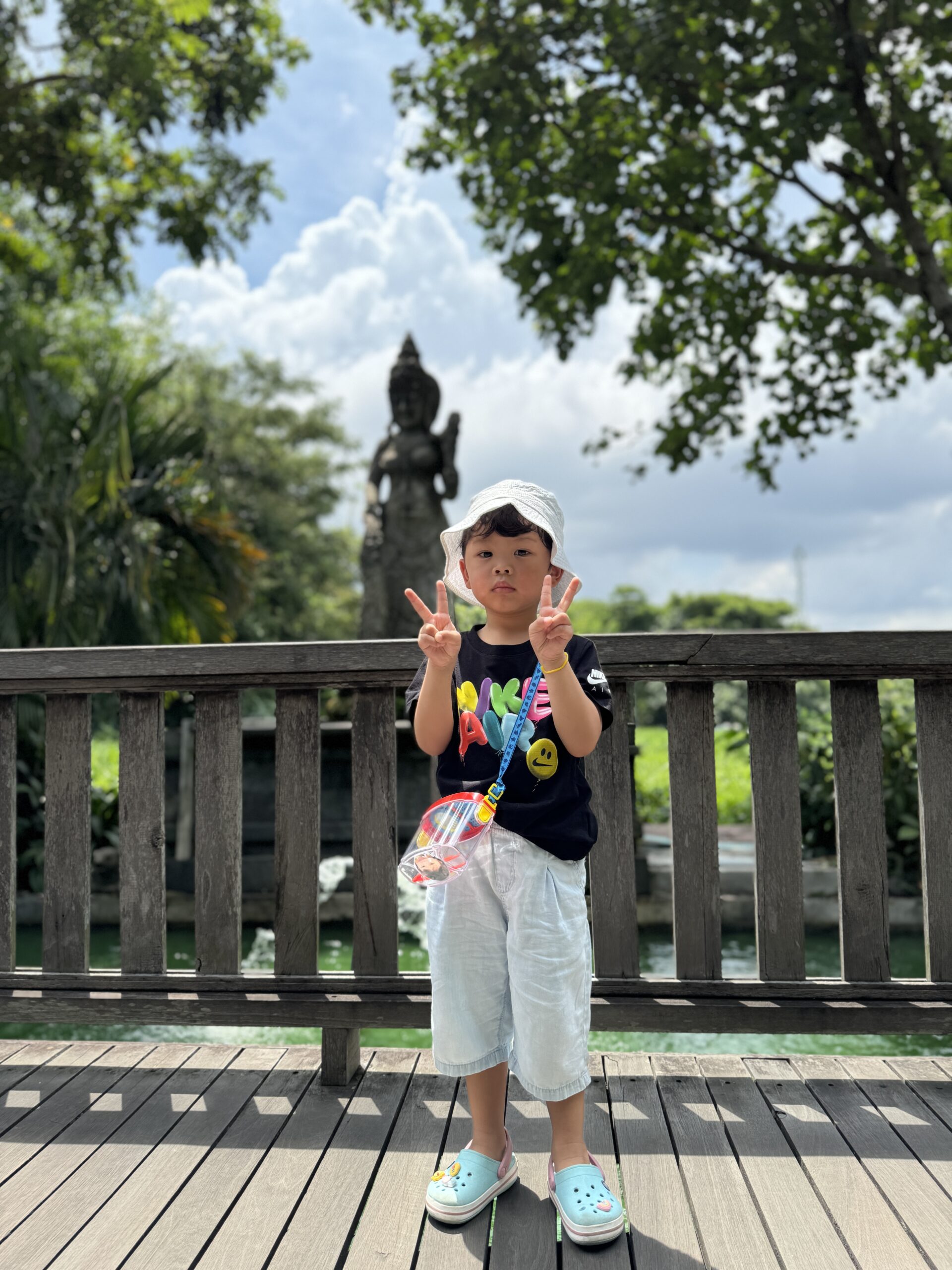 몽키포레스트에서 브이하는 서진이