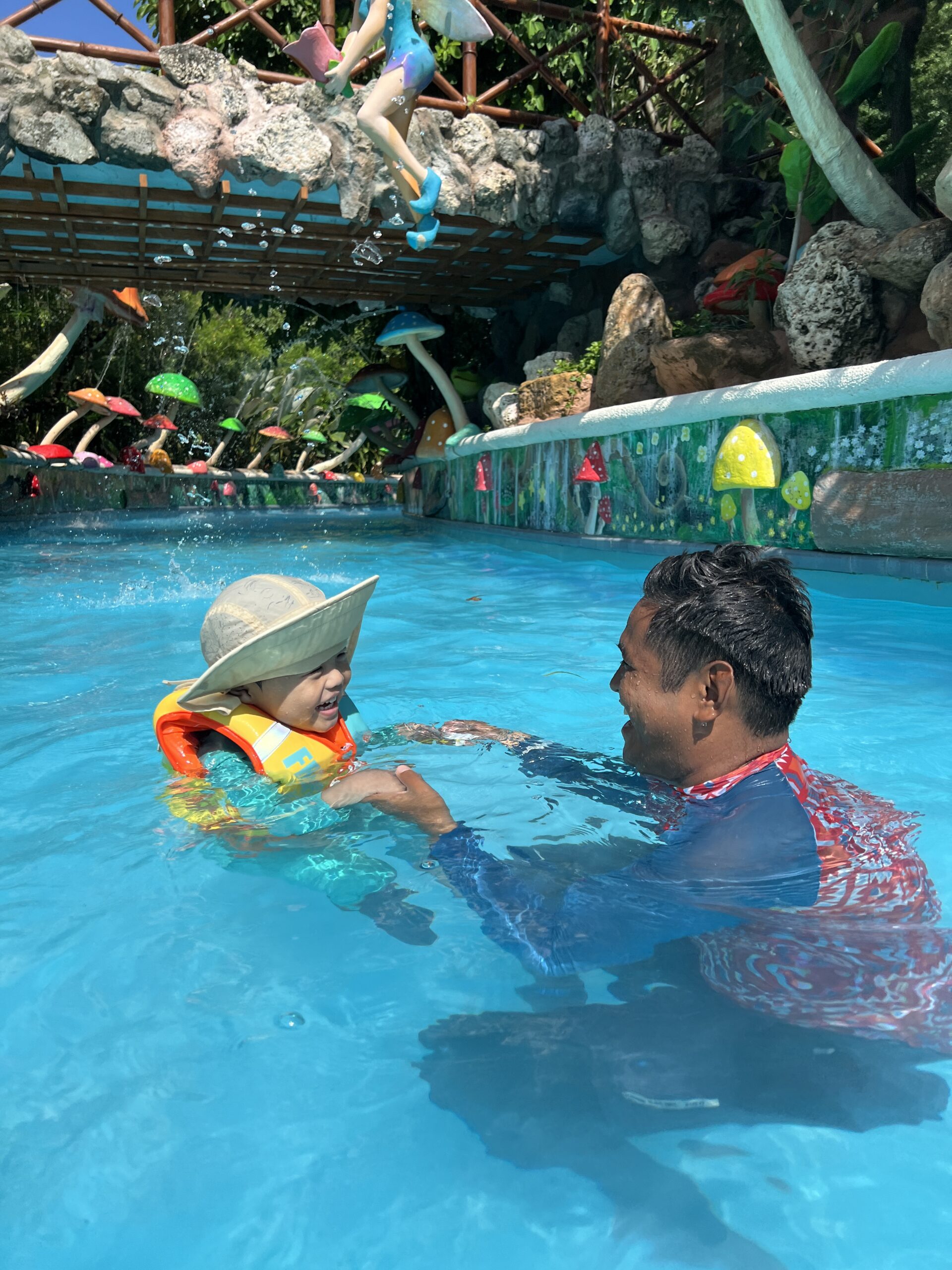 키즈풀에서 시터님과 물놀이하는 서진이