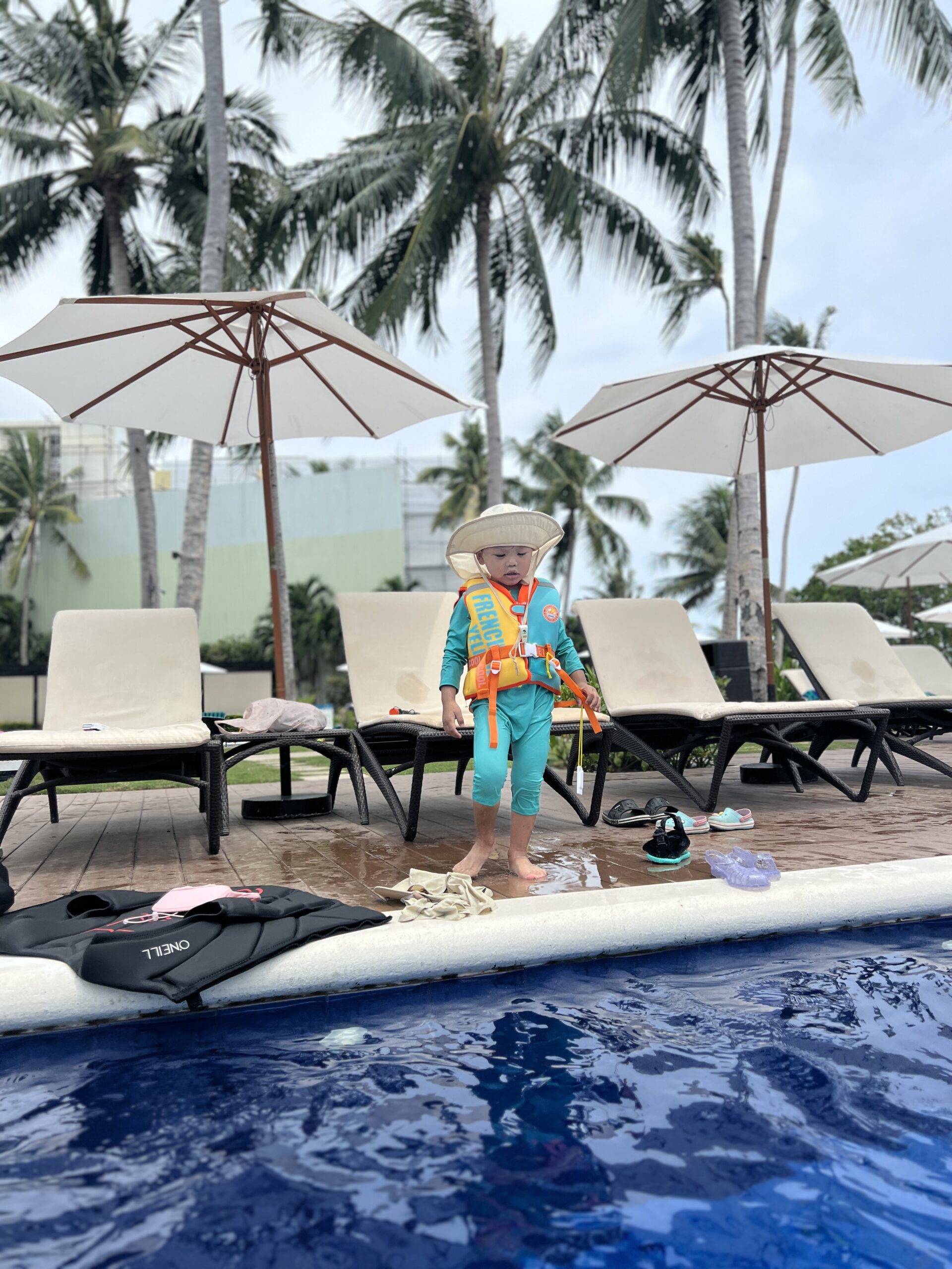 헤난 리조트 수영장 앞 서진이