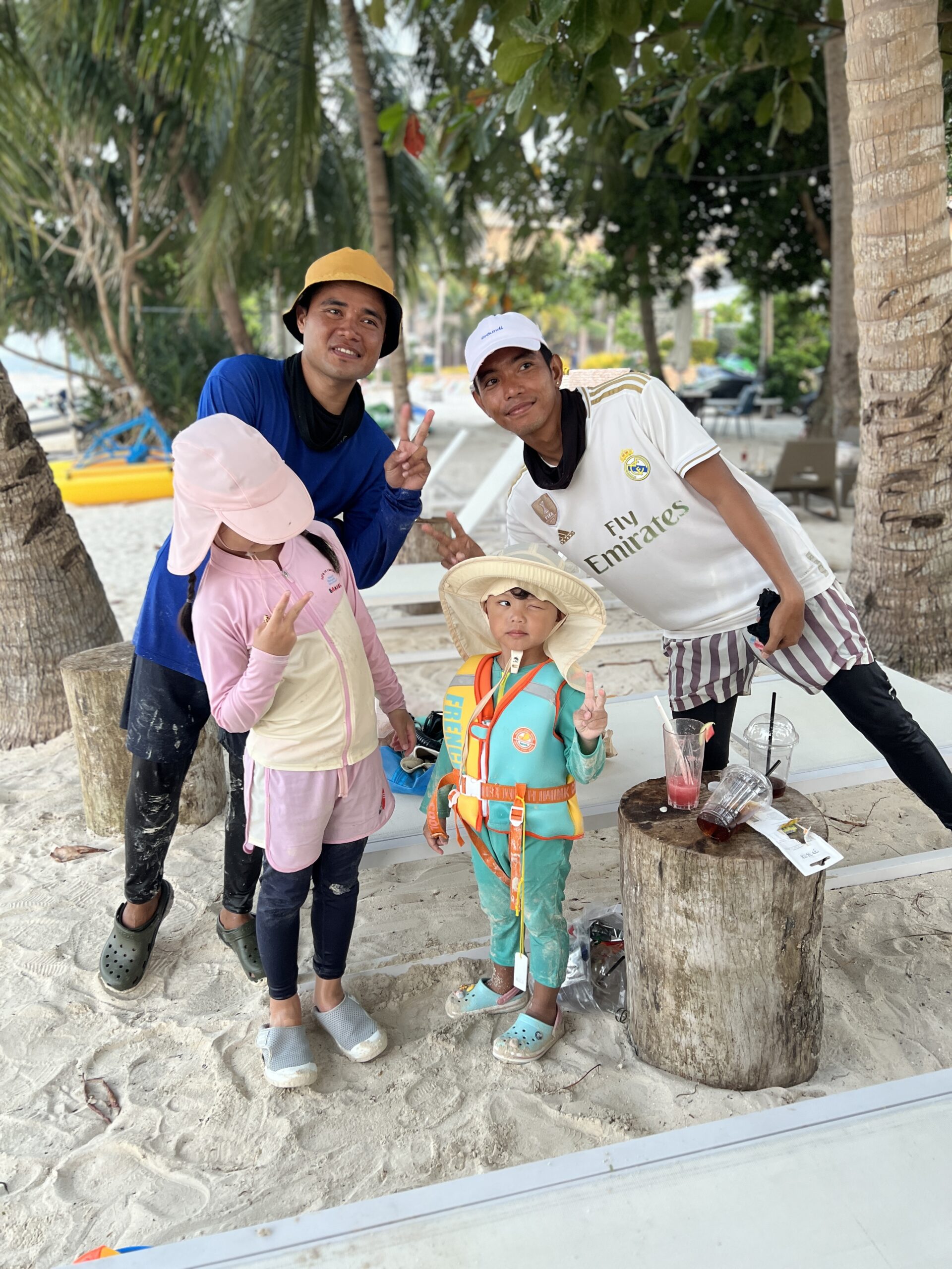 시터 Rendly, Bryan과 서진이 단체사진