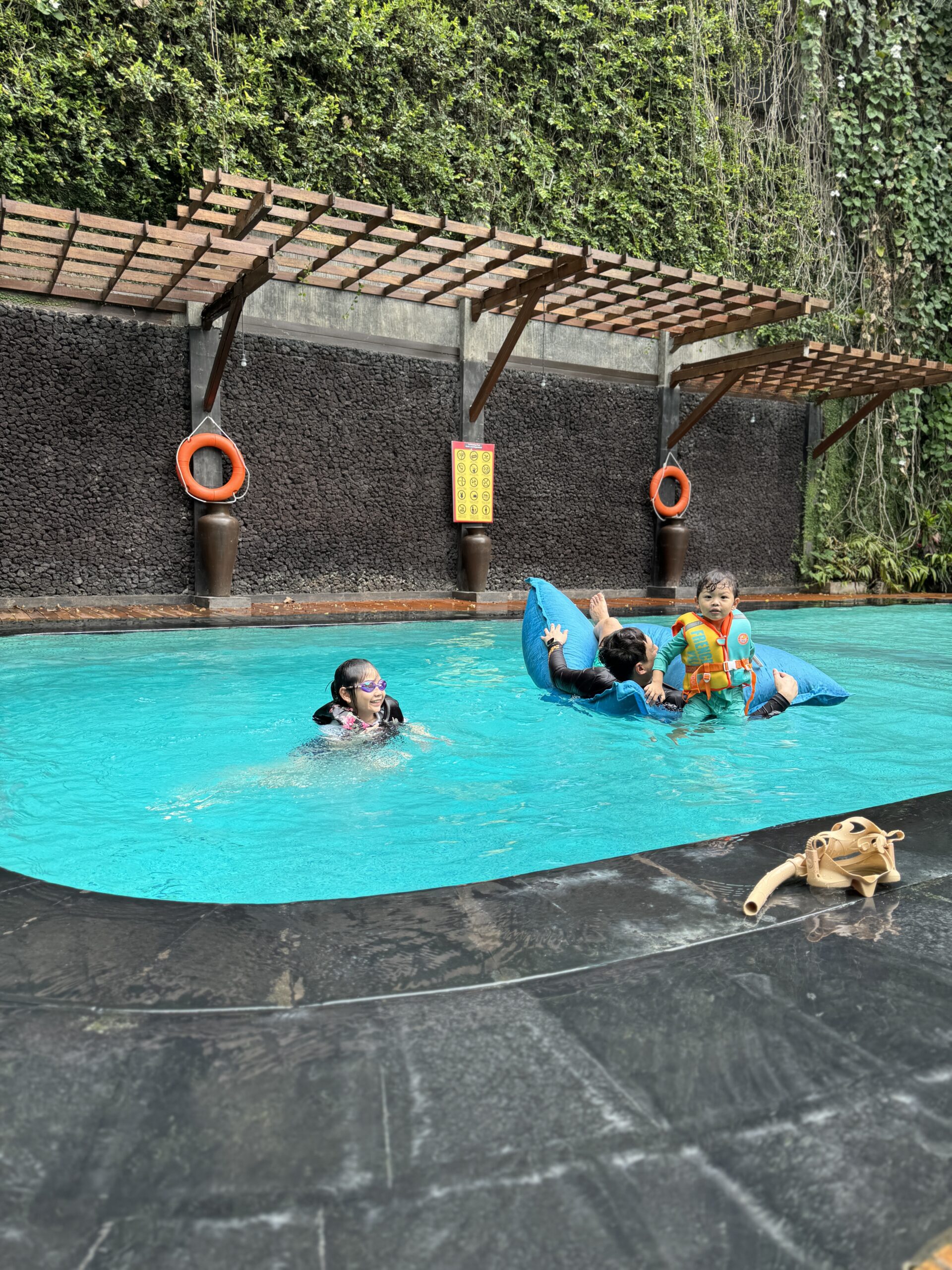 풀장에서 물놀이하는 아이들