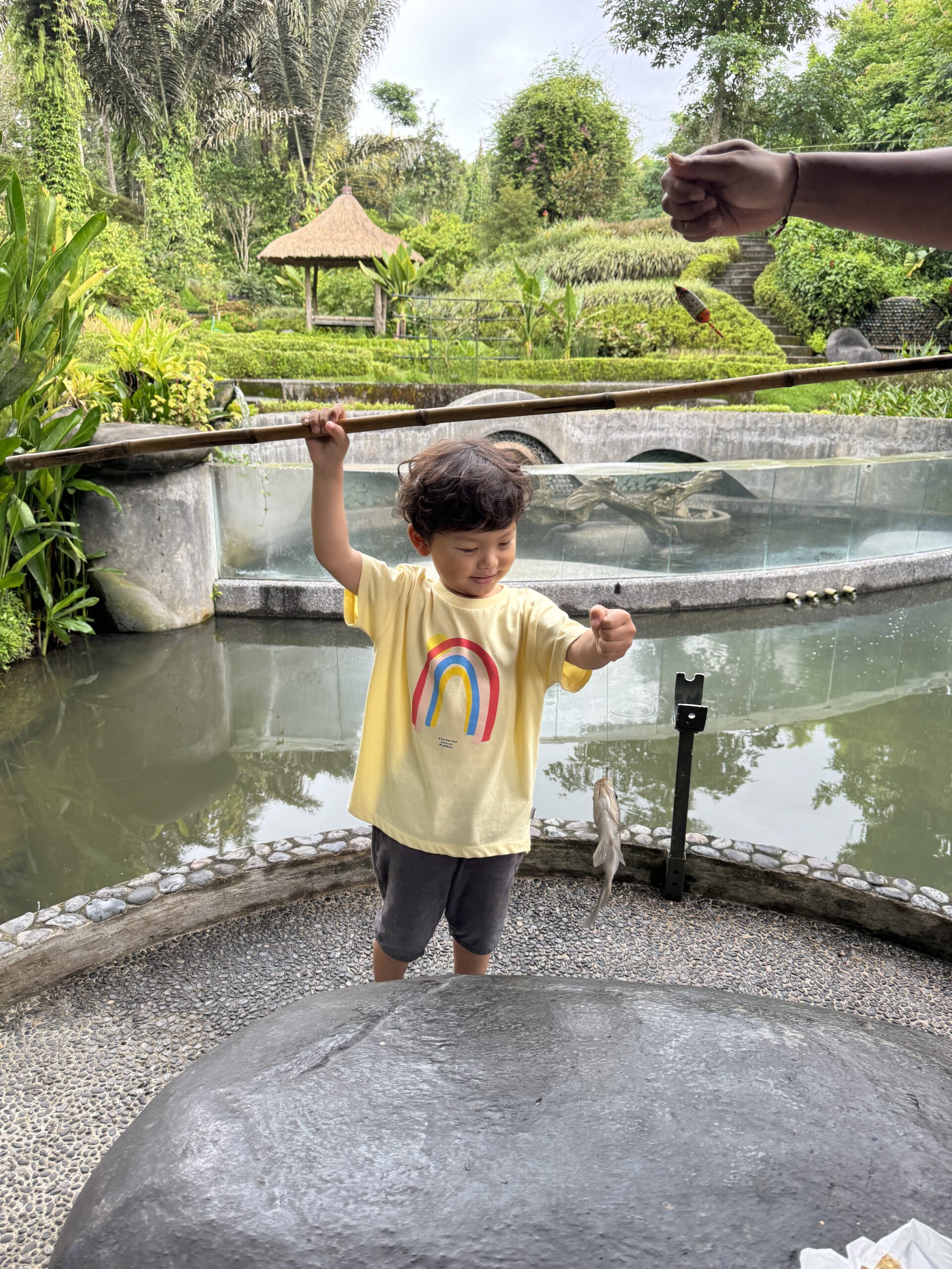 낚시해서 수달에게 먹이주는 서진이
