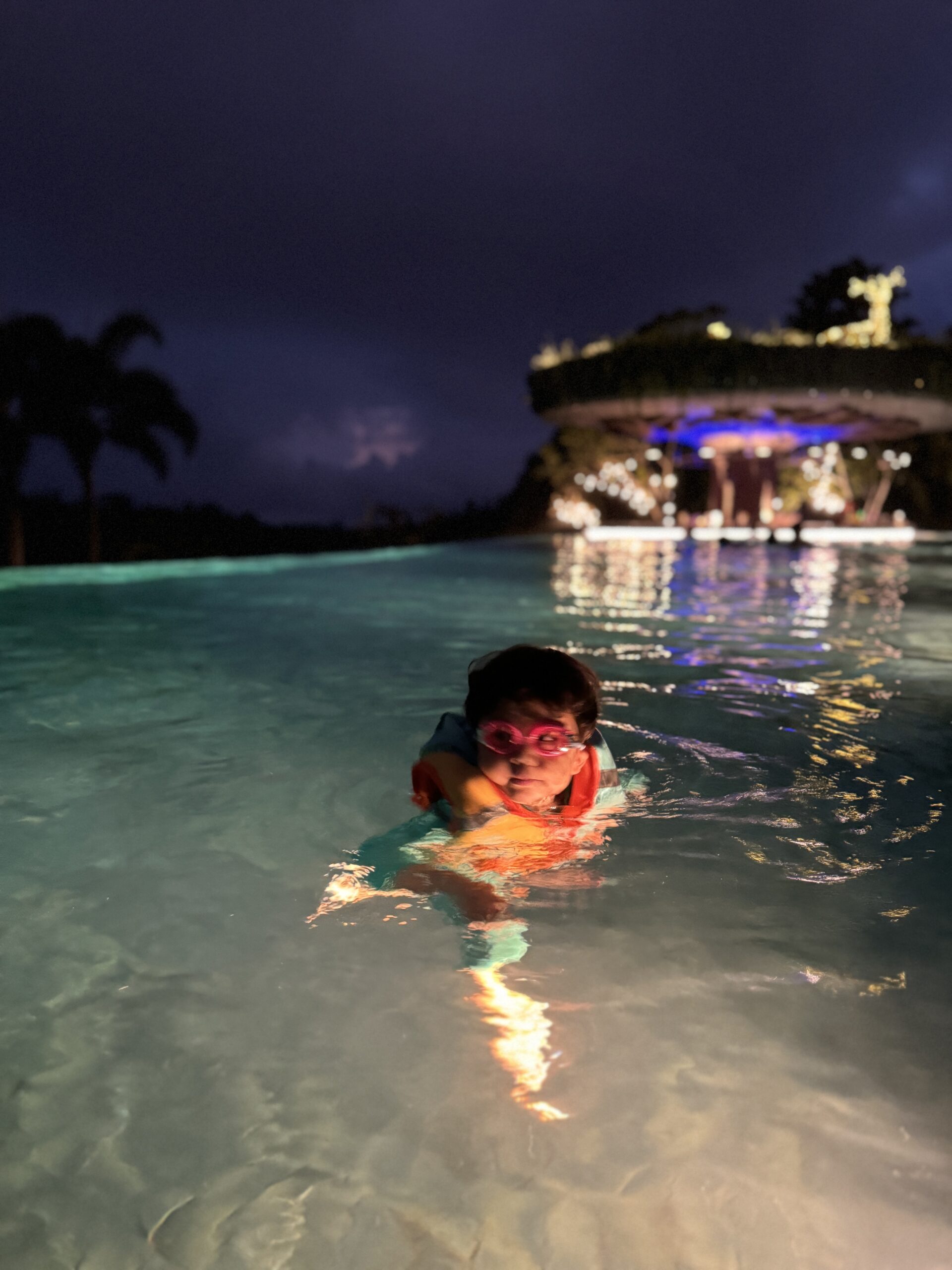 야간 수영하는 서진이