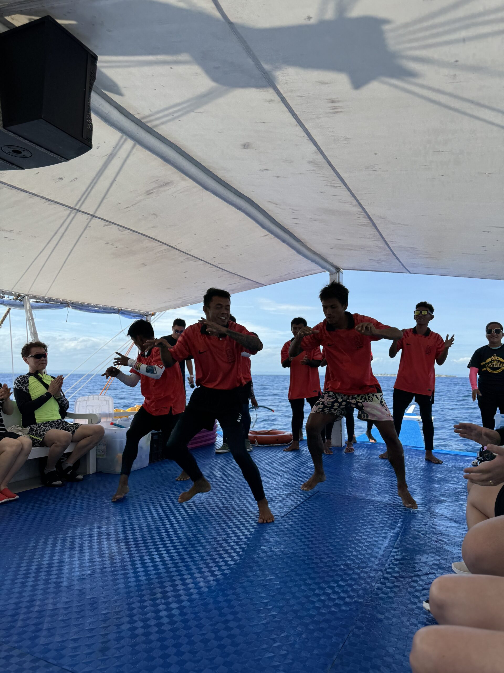 호핑투어 배에서 춤추는 스태프들