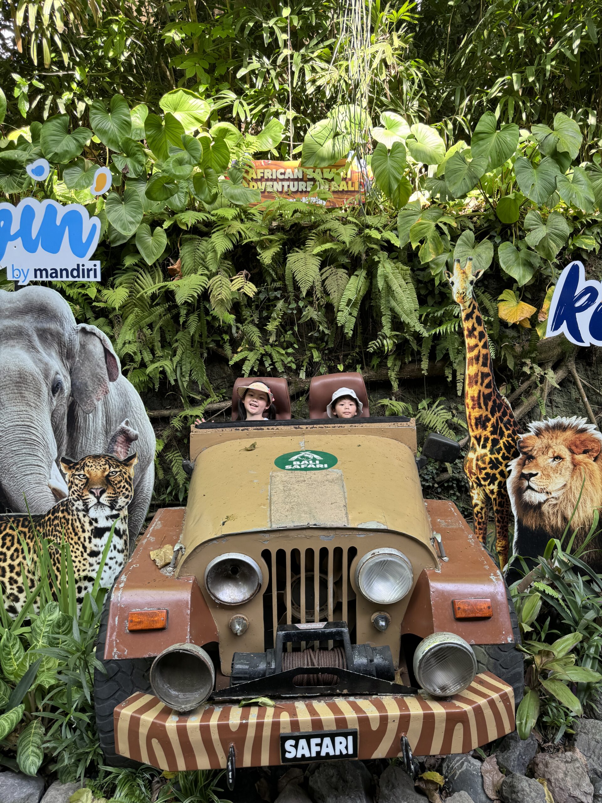 사파리 지프 포토존