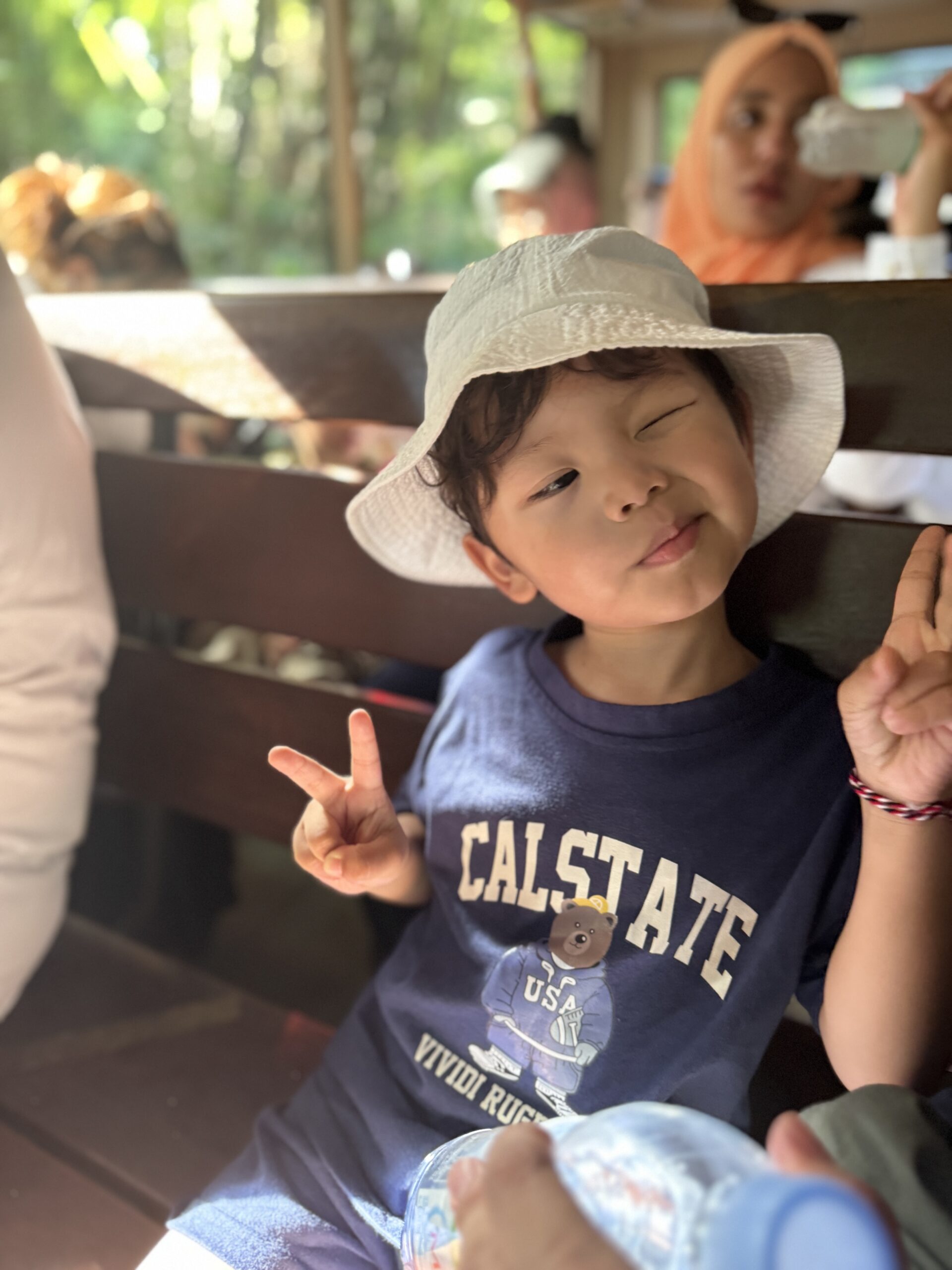 사파리 버스에서 브이하는 서진이