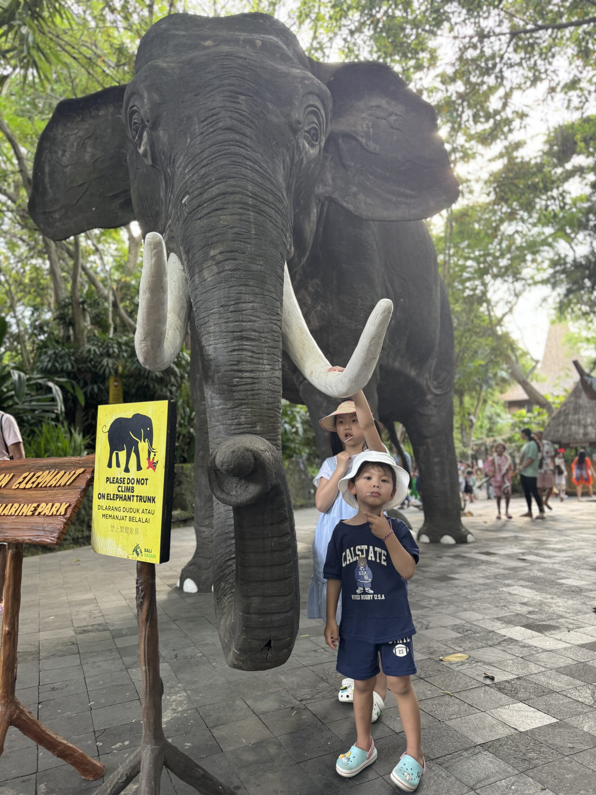 코끼리 조형물 앞에서 서진이