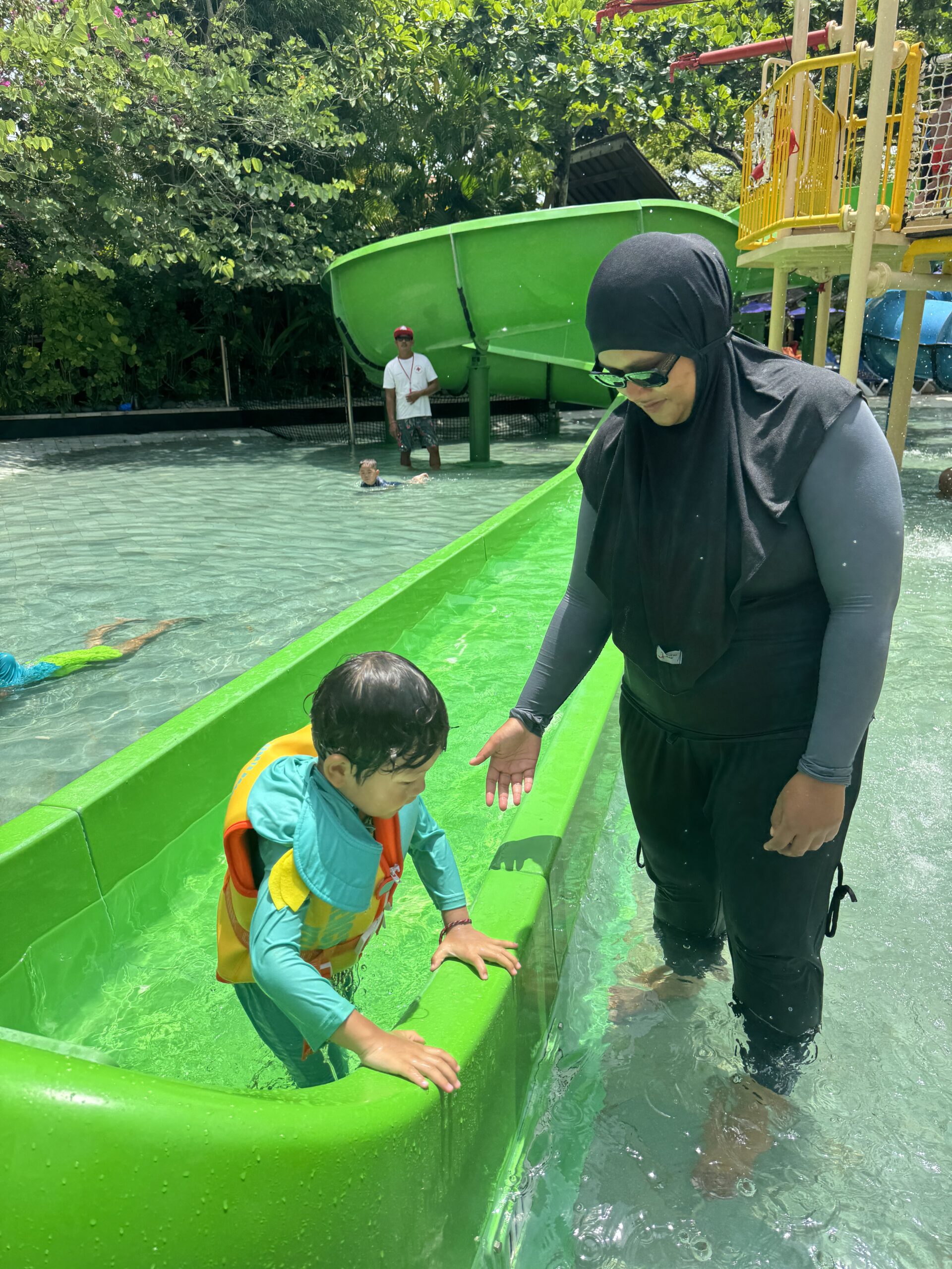 키즈 슬라이드에서 노는 서진이