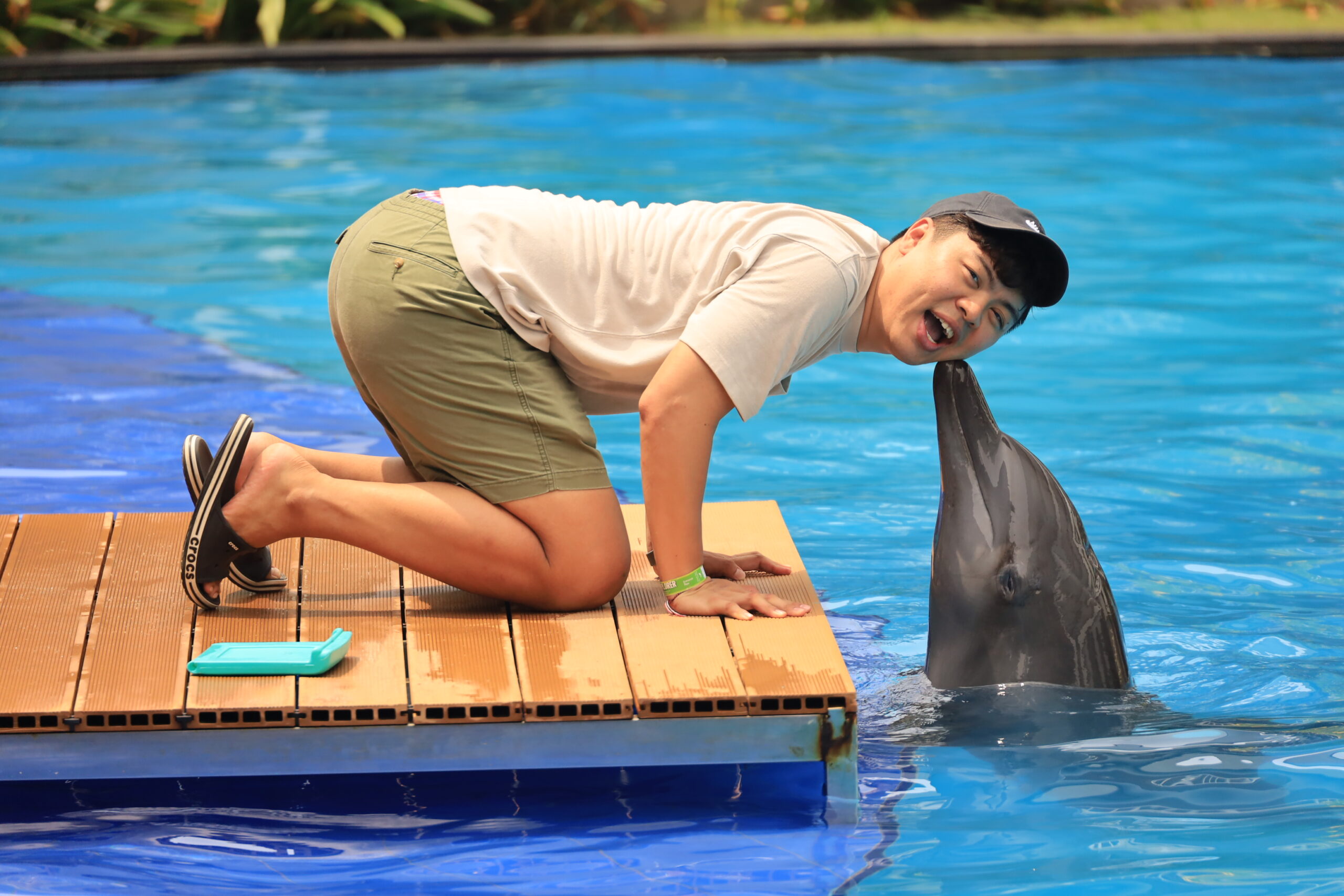 아빠와 돌고래 뽀뽀 사진