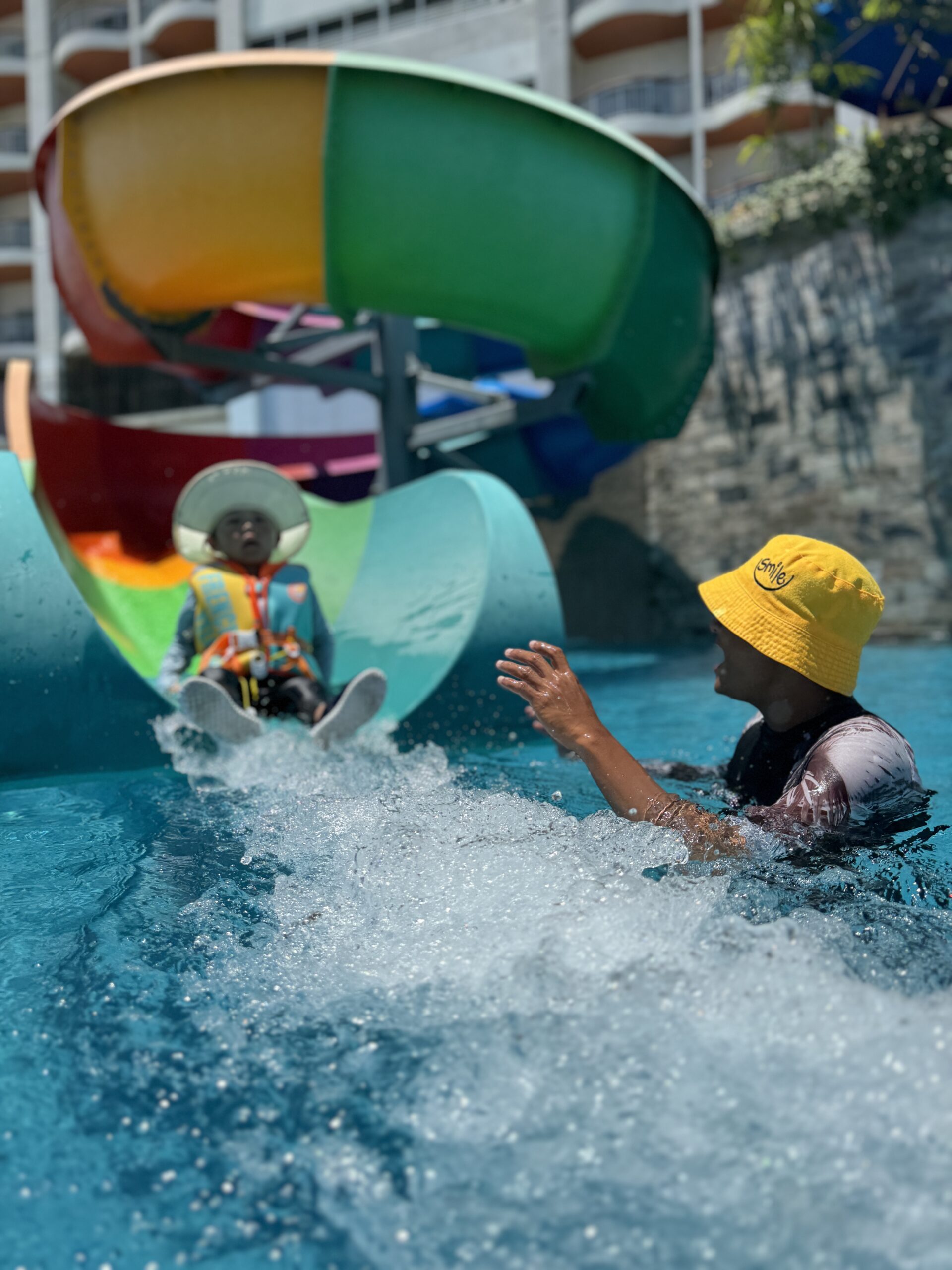 워터슬라이드를 타고 내려오는 서진이