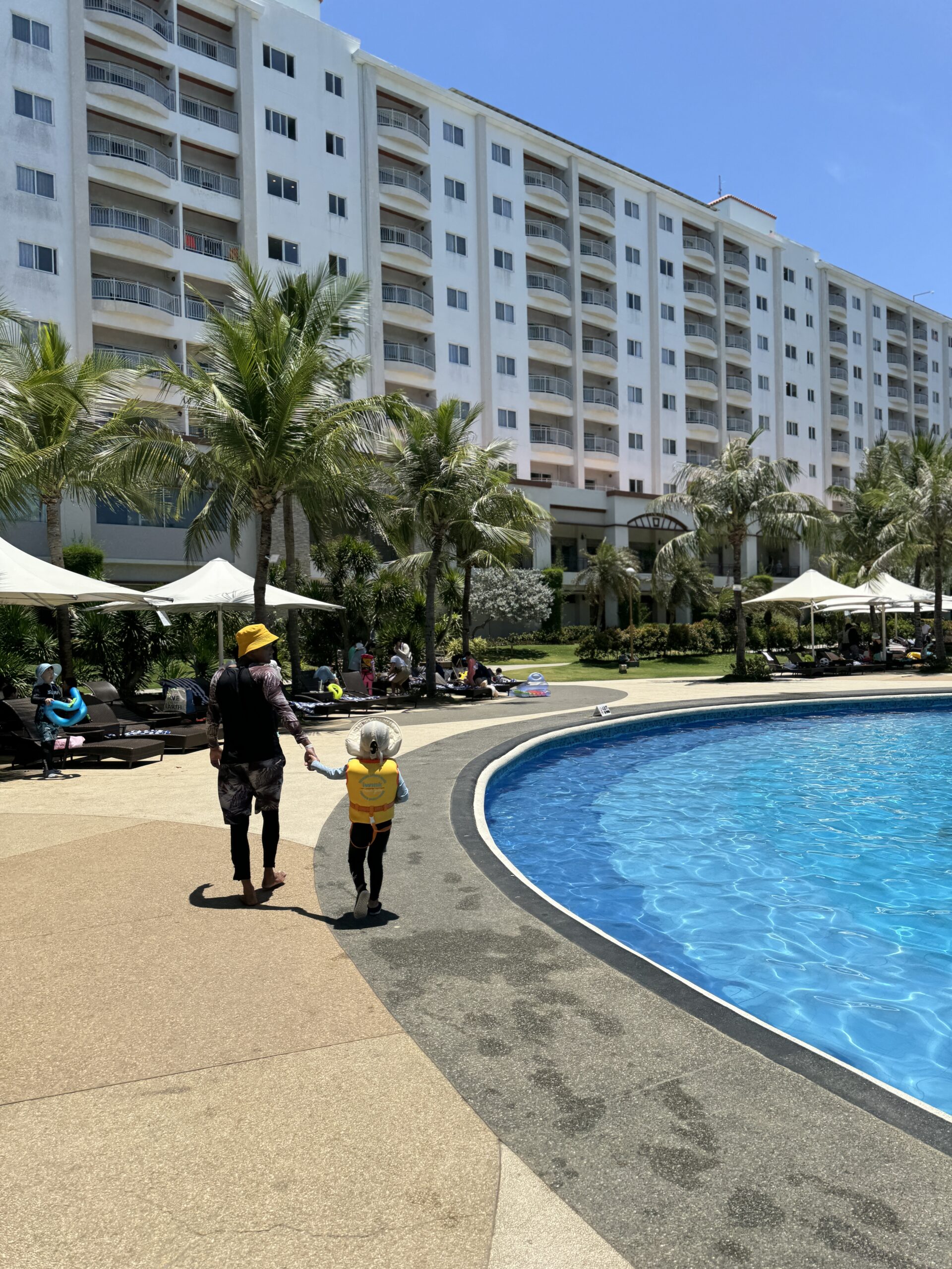 Jpark 리조트 수영장을 걷는 아빠와 서진이