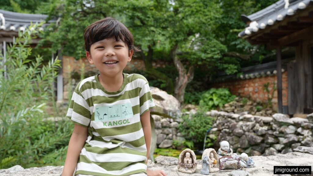 순천 선암사 돌담 앞에서 웃는 아이